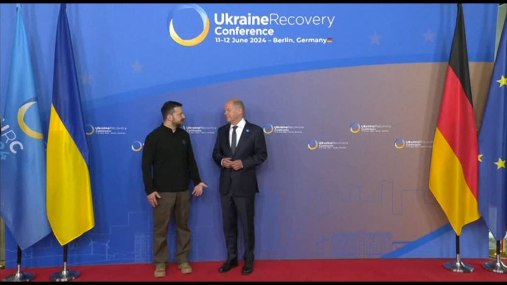 Video Ucraina, Zelensky a Berlino chiede aiuti per la difesa aerea