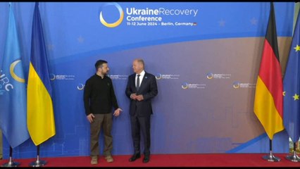 Ucraina, Zelensky a Berlino chiede aiuti per la difesa aerea