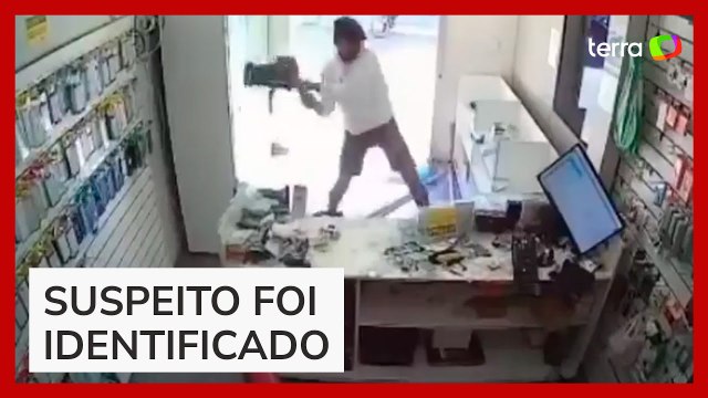 Vídeo flagra momento em que homem destrói parte loja de celulares com marreta em MG