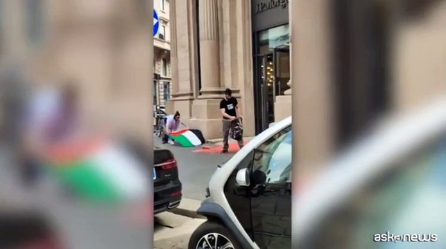 Blitz Palestina Libera a Milano: vernice rossa sulla Banca Jp Morgan