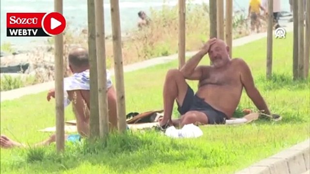 İstanbul'da bunaltıcı sıcaklarda vatandaşlar denize girerek serinlemeye çalıştı