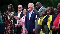 Joe Biden pietrificato e con lo sguardo assente al concerto. Troppo anziano per governare?