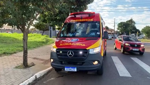 Motociclista fica ferida em acidente na Avenida Rocha Pombo em Cascavel