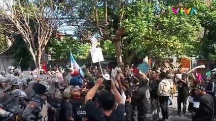 Polisi vs Mahasiwa Saling Serang Saat Aksi Bela Hutan Papua