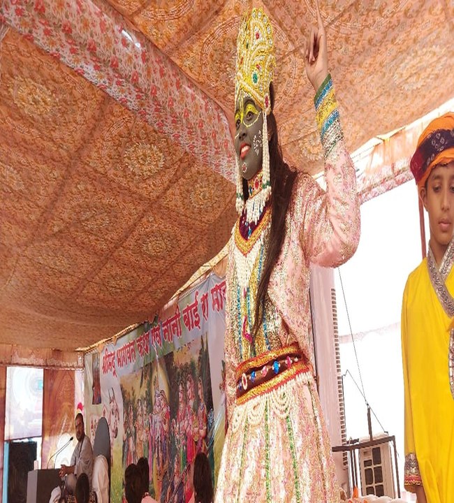 भागवत कथा में भगवान उठाया गोवर्धन पर्वत तो श्रद...