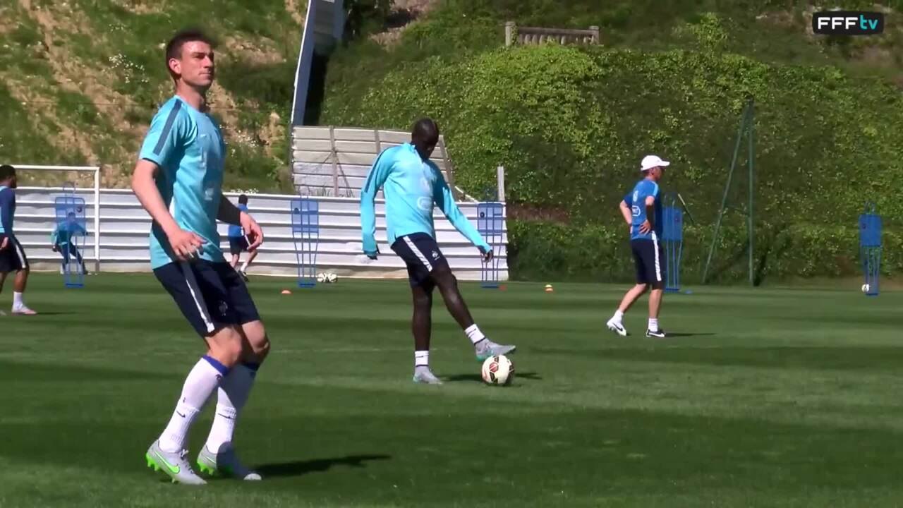 Le clip du huis-clos des Bleus avant France - B...