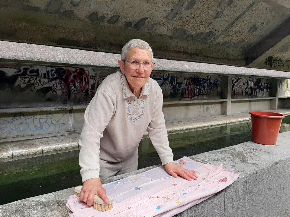 À Brest, Denise lave toujours son linge au lavoir public