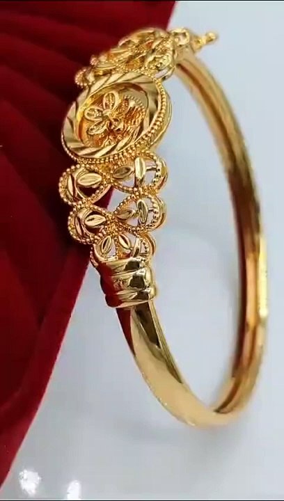 Lockable Golden Kara Bracelet.