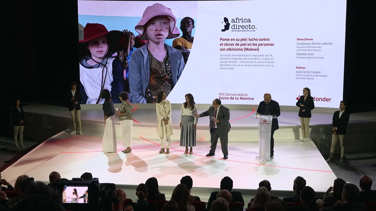 Su Majestad la Reina y Ana Botín entregan 700.000 euros a 16 entidades sociales