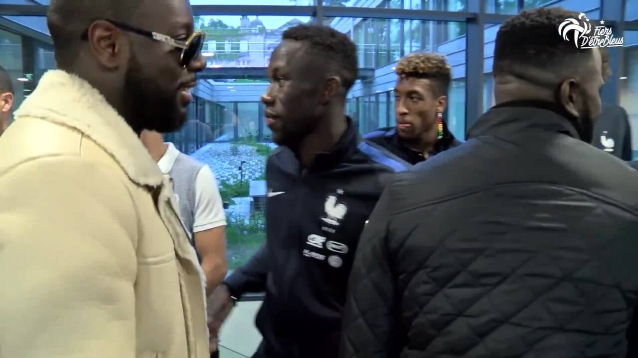 L'équipe de Camping 3 et Maitre Gims avec les Bleus