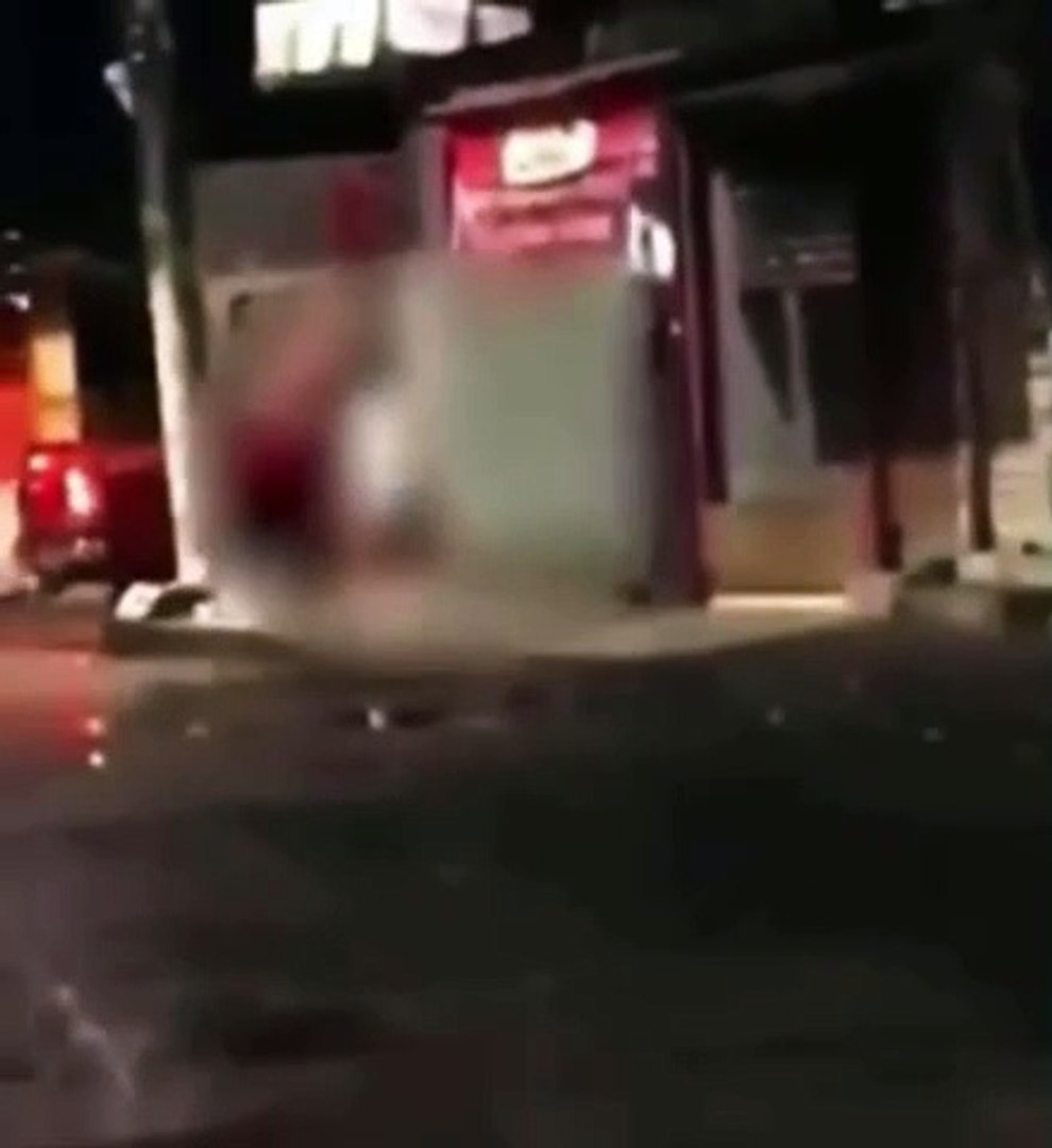 Casal é flagrado fazendo sexo no meio da rua em Salvador