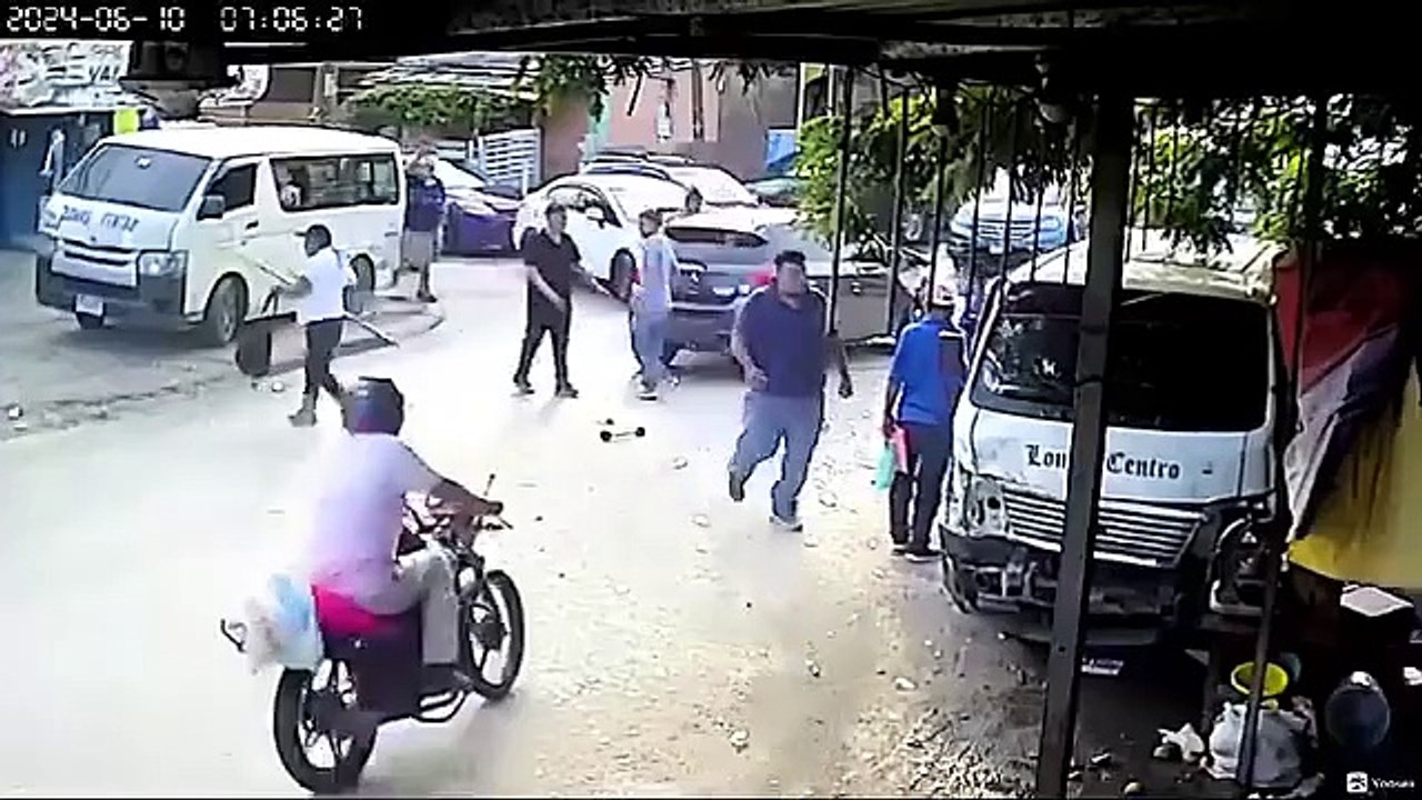 Cámara capta momento en que bus 'rapidito' colisiona con varios vehículos en SPS