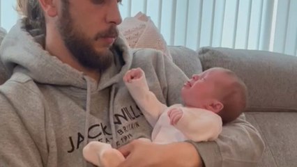 Dad silences the cries of the little girl with her favorite song