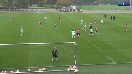 Lucarne de Sandie Toletti à l'entraînement