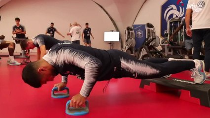 Séance en salle au camp de base pour les Bleus