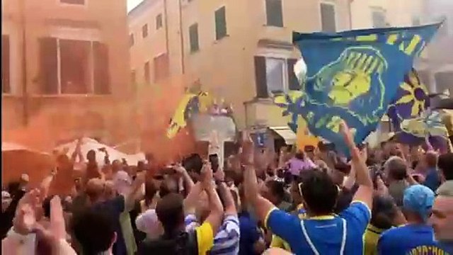 Carrarese, festa in citt? per la promozione in Serie B: i giocatori su un bus scoperto acclamati dai tifosi