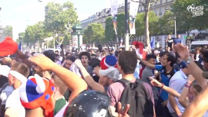 La fête sur les Champs Élysées après France -Uruguay
