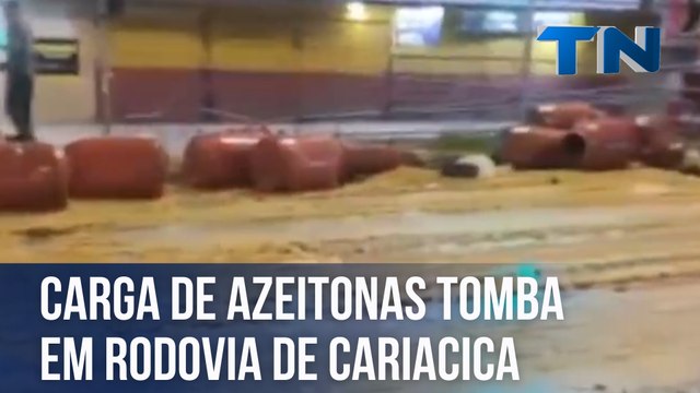 Carga de azeitonas tomba em rodovia de Cariacica