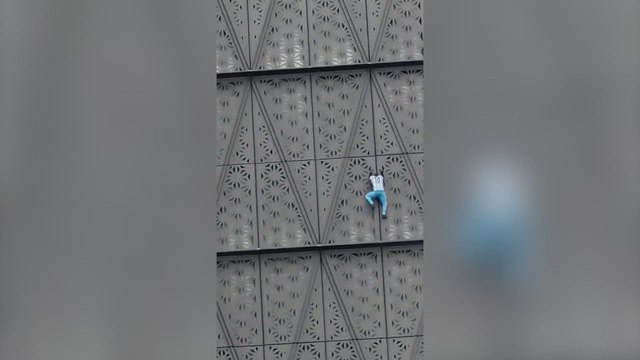 Un hombre escala un edificio en Puerto Madero, Buenos Aires, Argentina