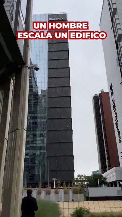 Un hombre escala un edificio en Puerto Madero, Buenos Aires, Argentina