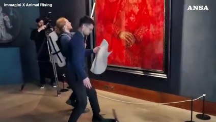 Londra, azione degli animalisti sul ritratto di re Carlo