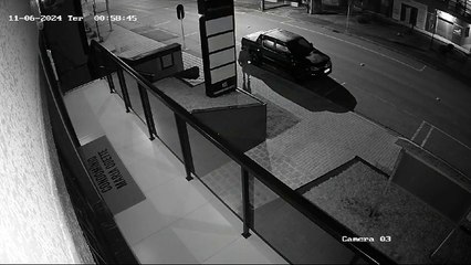 Veja momento em que homem é baleado e morre perto de caminhonete