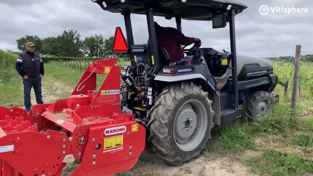 Monarch Tractor présente son tracteur 100% électrique dans les vignes angevines