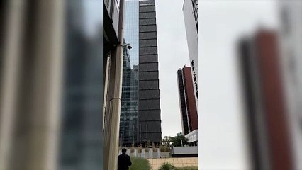El youtuber polaco Marcin Banot escaló el edificio de Globant en Puerto Madero con la camiseta de Messi