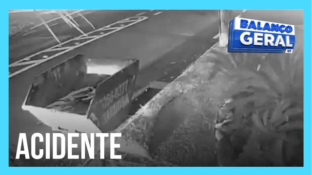 Motorista em alta velocidade bate em caçamba no interior de SP