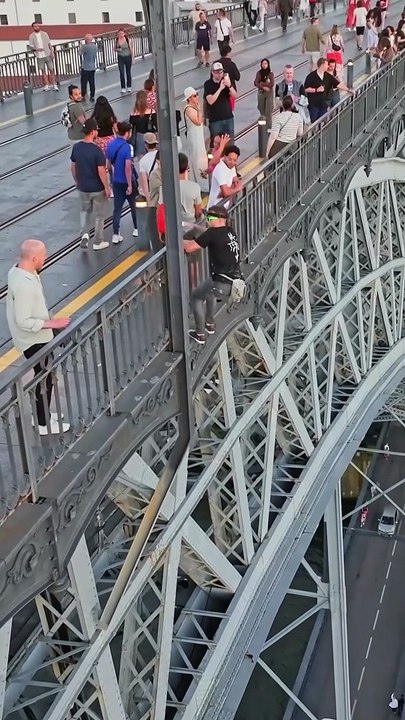 Marcin Banot escalando el Ponte Luis 1