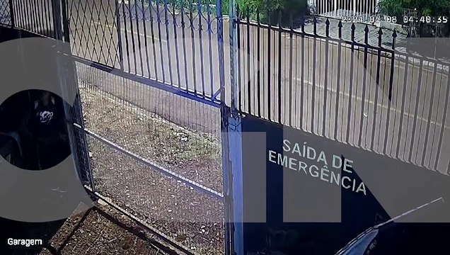 Imagens mostram bandidos invadindo Ferro Velho e furtando peças de veículos