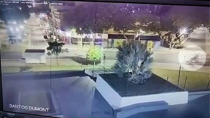 Vídeo mostra motociclista invadindo canteiro e ‘atropelando’ estátua do Umuaraminha