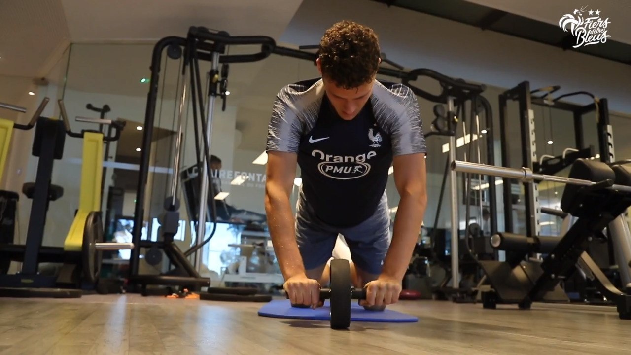 Mercredi 4/09 | Echauffement en salle pour les Bleus