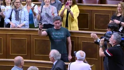 Un espontáneo se lanza a cantar el Himno de la alegría durante la jornada de puertas abiertas del Congreso