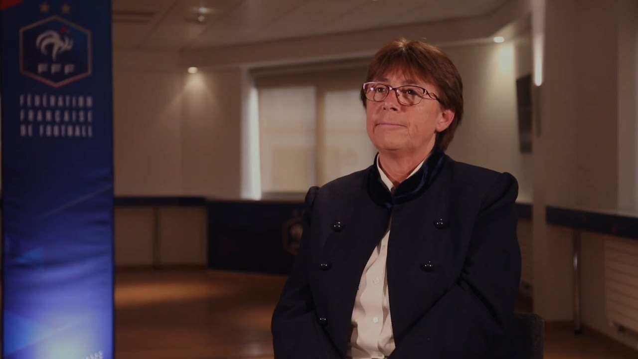 Dans les vestiaires de la Direction des Relations Institutionnelles et Internationales et des Compétitions Internationales avec Patricia