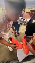 Momen Ketika Wak Haji Ngasih Sepatu Kepada Supporter Timnas Indonesia