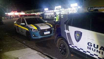 Festa interdita rua e agentes da Transitar e GM montam fiscalização
