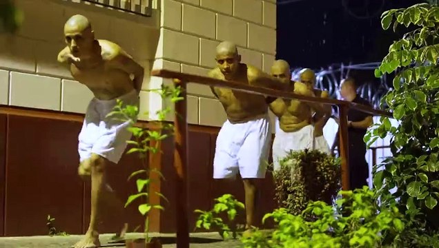 El Salvador traslada a 2.000 presuntos pandilleros presos a megacárcel