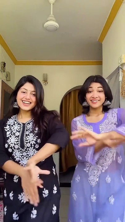 Dancing with my camera women Hum dono ma sa jada sunder kaun hai