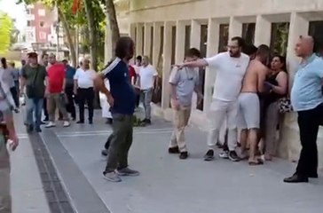 Tartışmaya müdahale eden polise direnince gözaltına alındılar