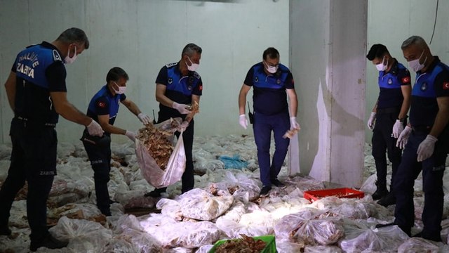 Tonlarca kaçak tavuk eti ele geçirildi