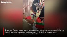 Momen Beruntung Suporter Indonesia Barter Miniatur Stadion dengan Sepatu Ragnar Oratmangoen