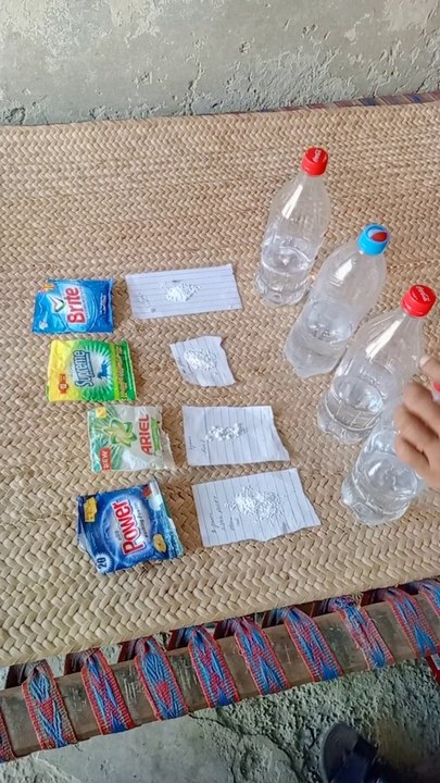 Checking the detergent wishing powder