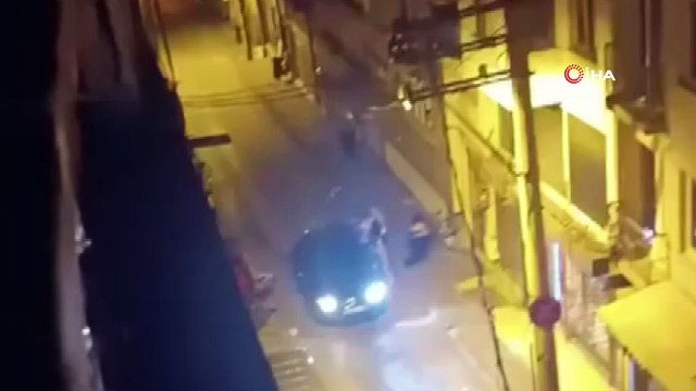 Kız arkadaşlarıyla kavga etti, sokak boks ringine döndü