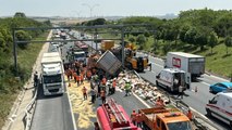 Çatalca'da iki kamyon çarpıştı: Yaralılar var
