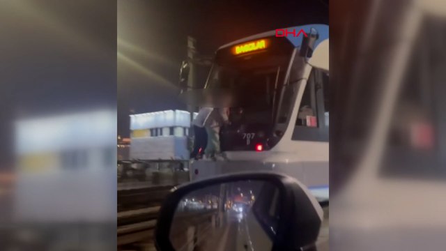 Haliç'te çocukların tramvaydaki tehlikeli yolculuğu
