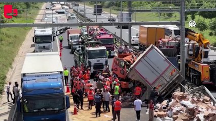 İstanbul'da iki kamyon çarpıştı, TEM otoyolu kilitlendi