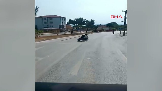 Elektrikli bisikletle 5 metrelik boruyu taşırken yola düştü