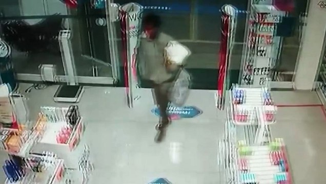 Câmeras flagram roubo de mercadoria em farmácia e fuga por Araras