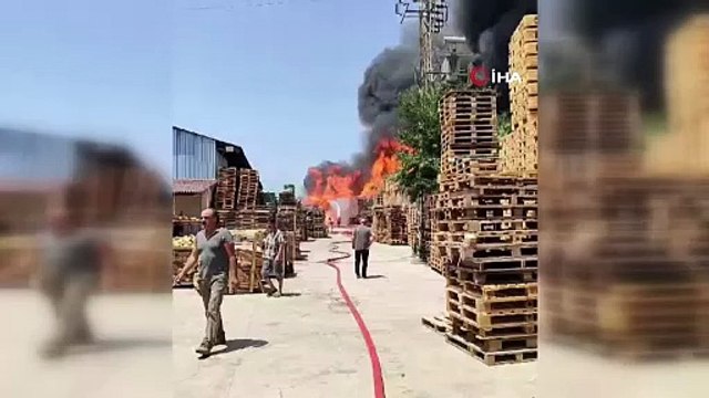 Palet fabrikası alev alev yanıyor